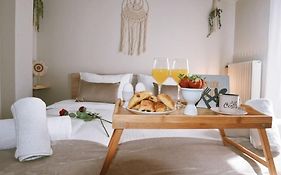 Cozy Apartment In The Heart Of Athens!